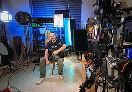 Jaime García, rodeado de sus cacharros en su estudio de Albolote, sede de Eslac.