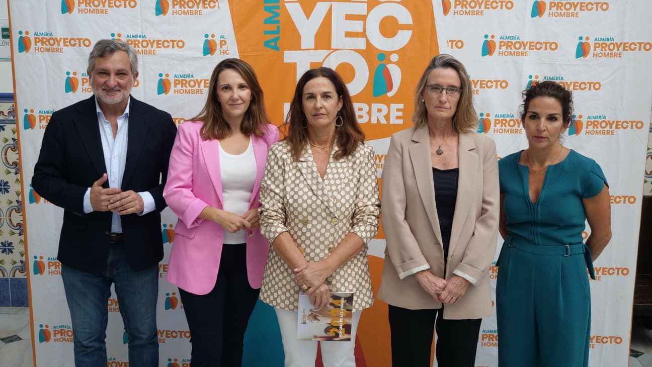 La presidenta de Proyecto Hombre en Almería, Ana Mazón, con representantes institucionales en la presentación del balance anual de la organización.