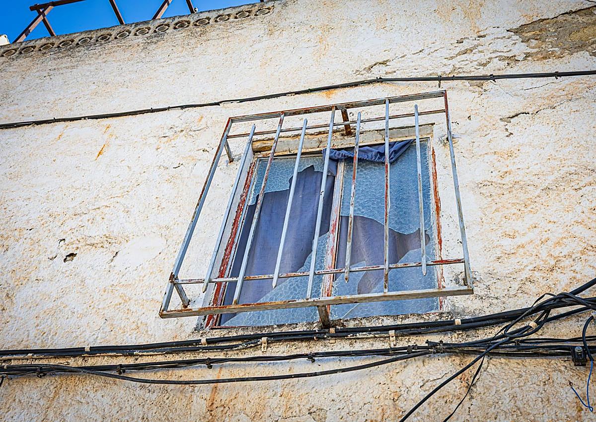 Imagen secundaria 1 - En las primeras imágenes, las casas okupadas. En la última, zona donde se incendió un coche.