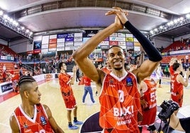 'Kao' celebra a la derecha el triunfo del Baxi Manresa en la Eurocup.