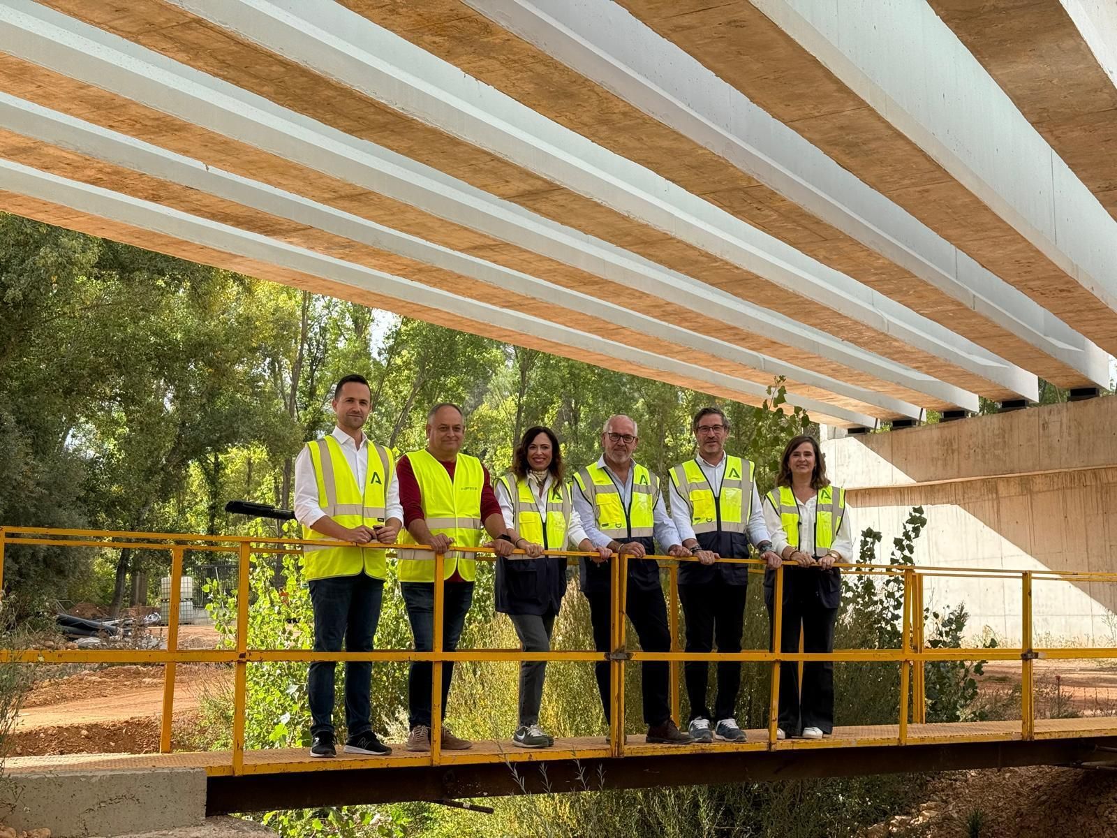 La consejera Rocío Díaz visita las obras con Jesús Estrella y Miguel Contreras, entre otros.