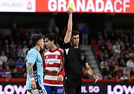 El colegiado Álvaro Moreno, durante el partido.