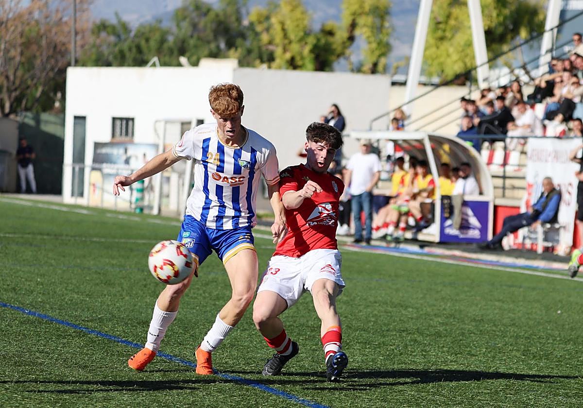 José Castro (Arenas) y Cameron (CF Motril), en el derbi provincial de la pasada temporada.