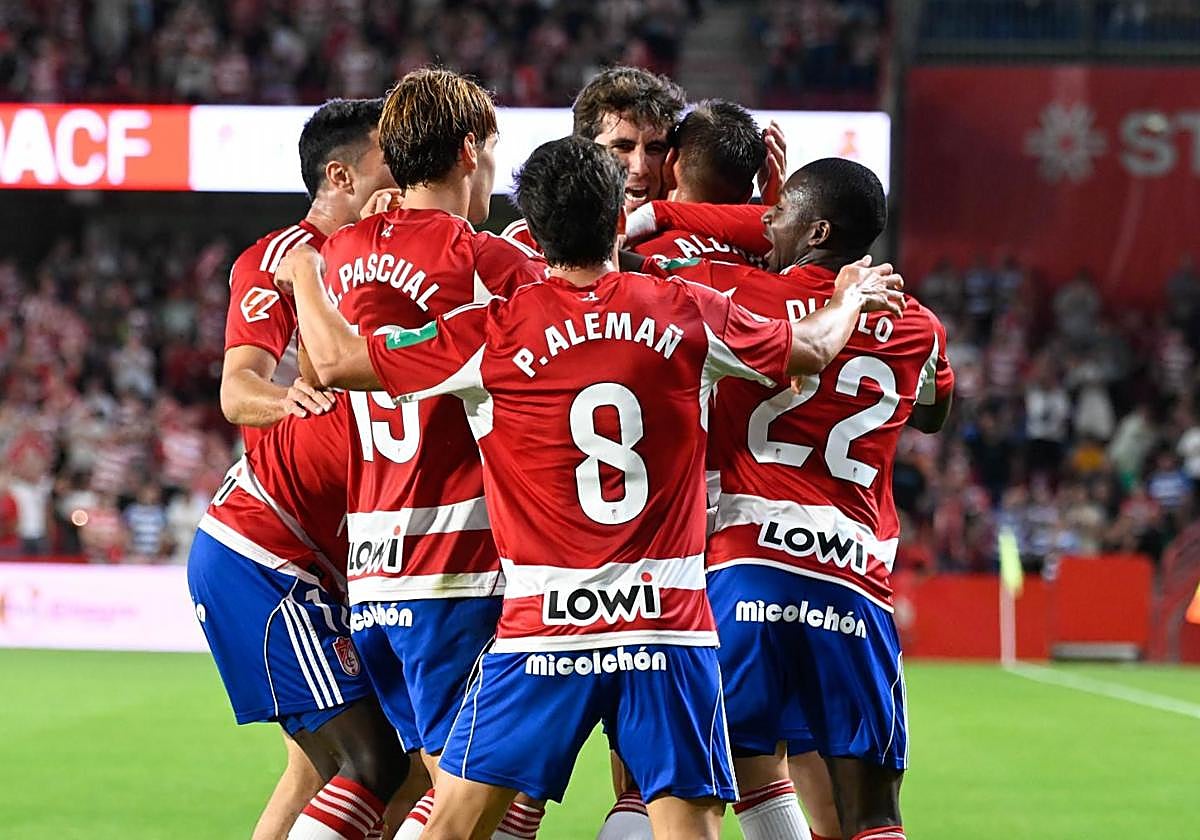 Los futbolistas del Granada celebran uno de sus goles a la Real Sociedad B.