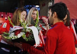 Trigueros entrega un ramo de flores por Dori.