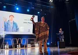 John Maclean, con el premio 'Spirit of the West' en Tabernas.