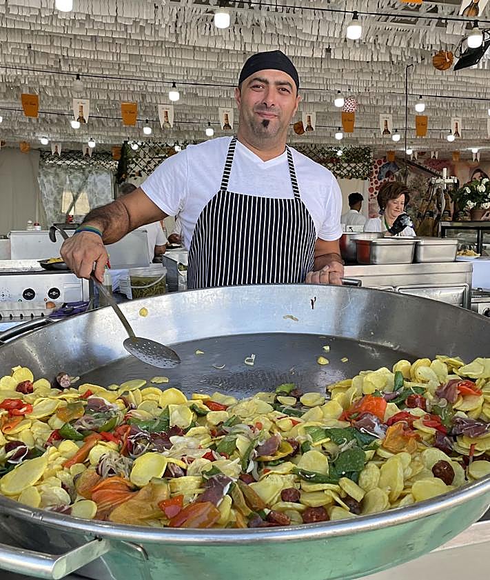 Imagen secundaria 2 - Brindis en las casetas en el primer sábado de feria