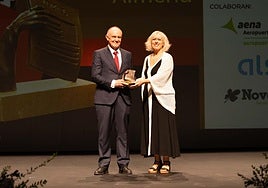 Mari Carmen Callejón entrega la estatuílla de los Ideales a Enrique de los Ríos en nombre de Unica Group.