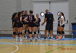 Israel Rodríguez se dirige a sus jugadoras en el partido ante Voleibol Rivas.
