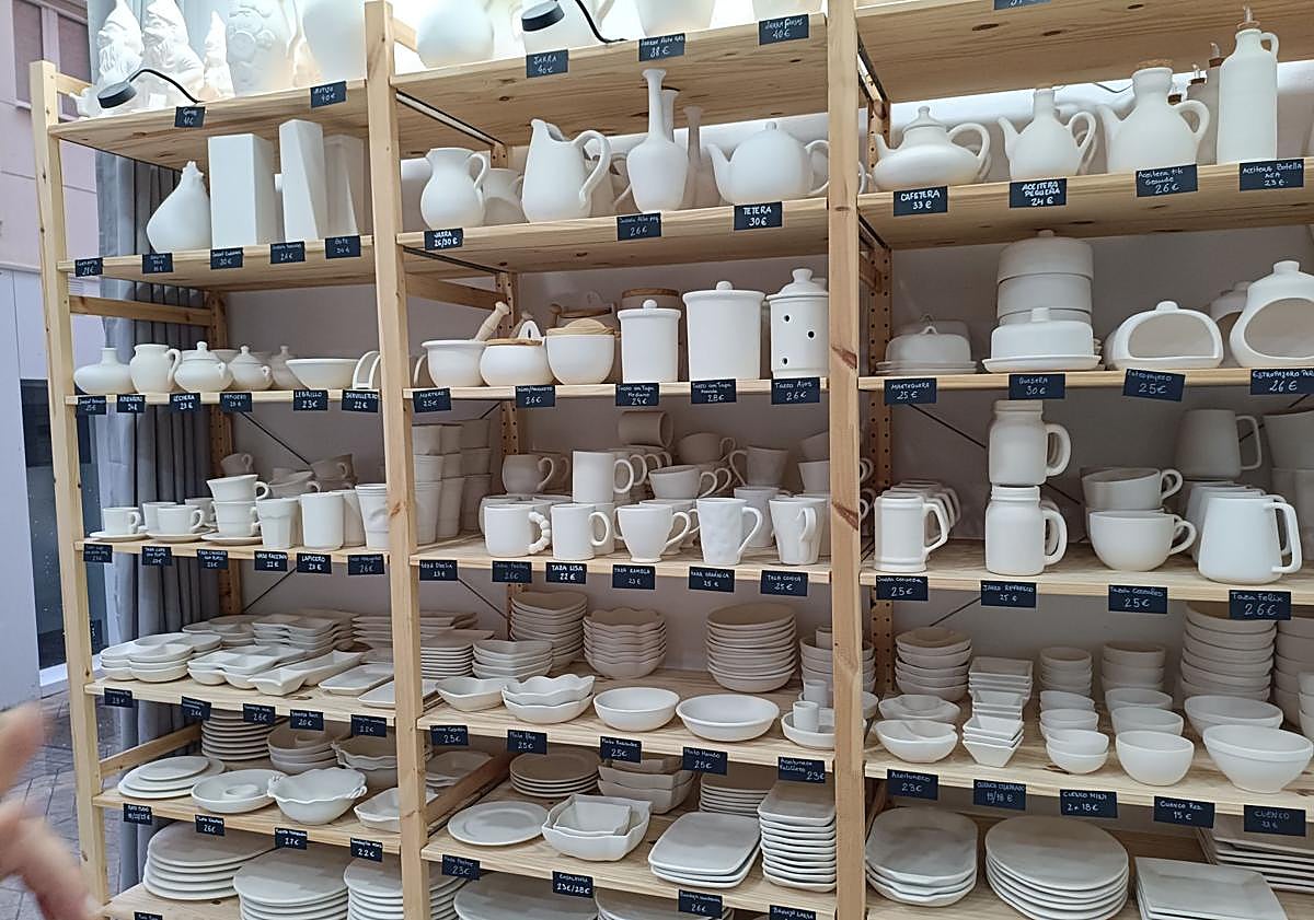 Imagen principal - El aparejador que se tiró al barro para montar su propio taller de cerámica en Granada