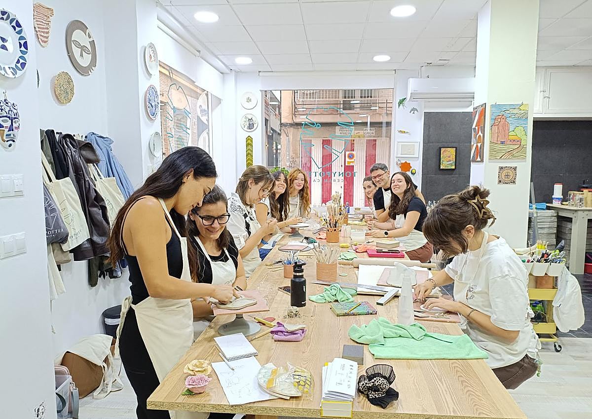 Imagen secundaria 1 - El aparejador que se tiró al barro para montar su propio taller de cerámica en Granada