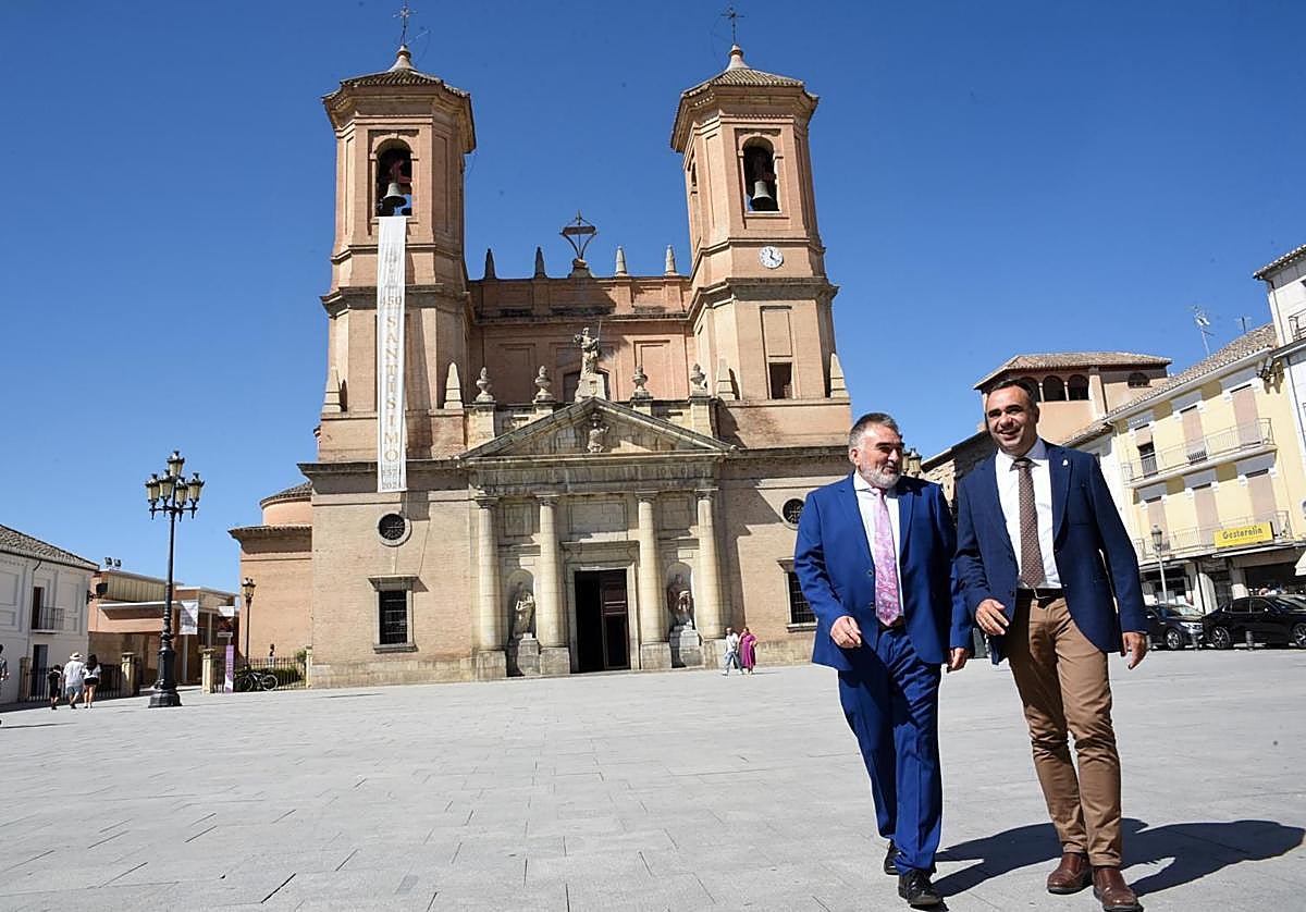 El presidente de la Diputación de Granada, Francis Rodríguez, visita Santa Fe junto a su alcalde, Juan Cobo.