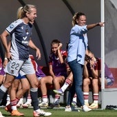 Irene Ferreras da indicaciones a sus futbolistas contra la Real Sociedad.