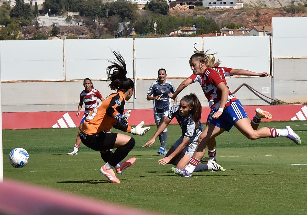 Remate de María Barquero para el empate definitivo del Granada contra la Real Sociedad.