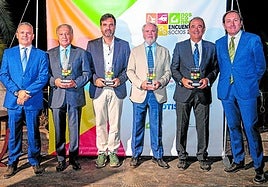 Los galardonados flanqueados por el presidente y el gerente de la ACP.