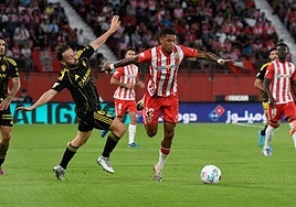 Daijiro Chirino se deja atrás a Keidi Bare para abrir el partido poner alfombra de plata a los indálicos.