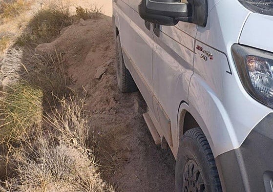 El vehiculo, momentos antes de ser rescatado.