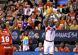 Tiro liberado de Travis Munnings en Manresa.