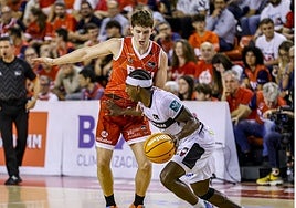 Speight busca un pase.