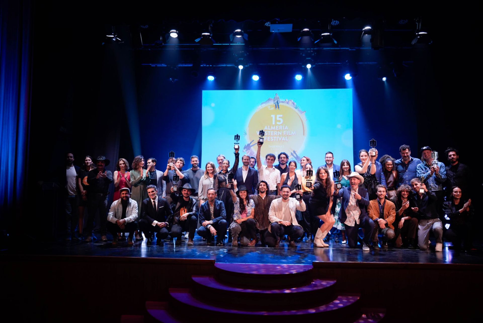 Foto de familia de los ganadores de AWFF 2025 con la organización del festival.