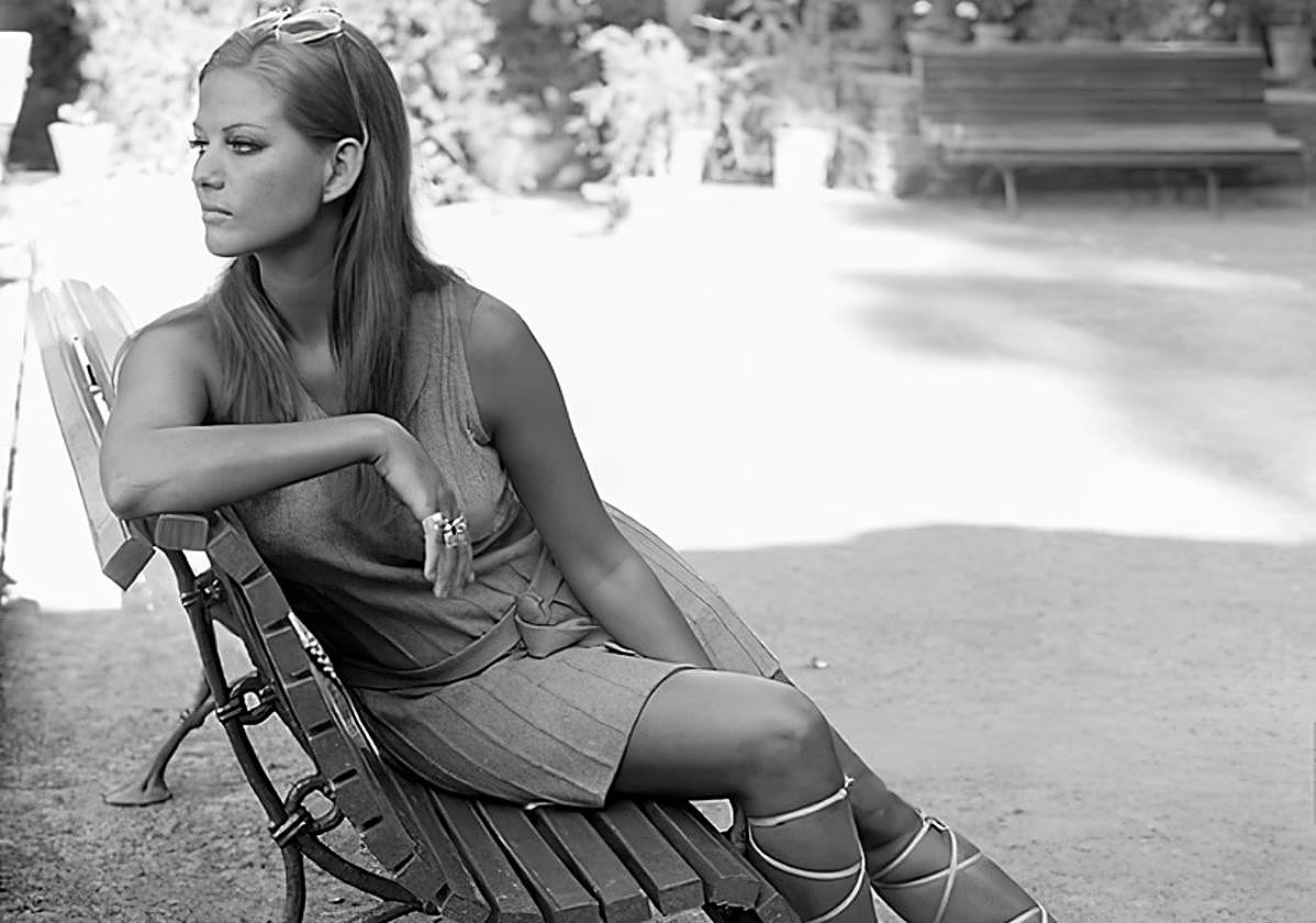 Claudia Cardinale en los jardines de la Biblioteca de Granada.