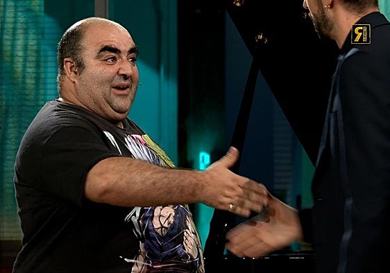 Custodio Pérez saluda a David Broncano en La Revuelta.