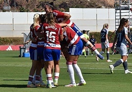 Las futbolistas del Granada celebran un gol a la Real Sociedad.