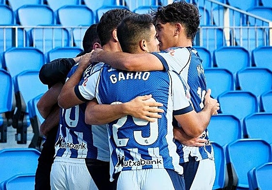 Los futbolistas de la Real Sociedad B celebran uno de sus goles al Andorra.