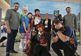 Delegado y concejala, con el director del festival y varios participantes, ataviados para la ocasión.