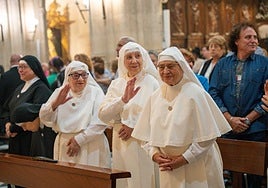 Tres de las Siervas de María, en la misa celebrada en la Catedral.