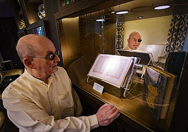 El refleho de Rushdie, con un ejemplar de 'Cuentos de la Alhambra'.