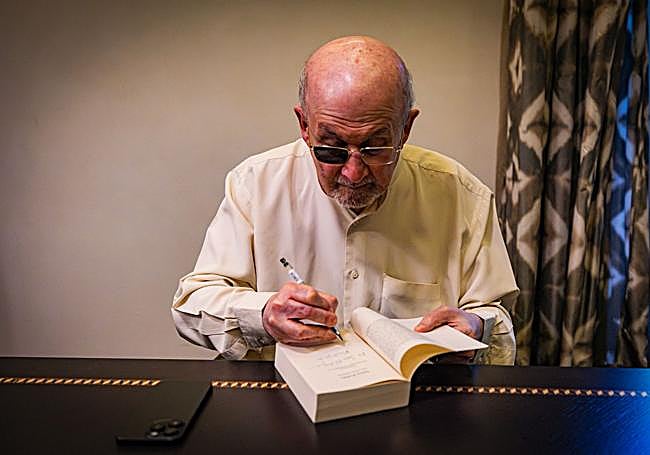 Salman Rushdie dedica la novela 'Los versos satánicos'.