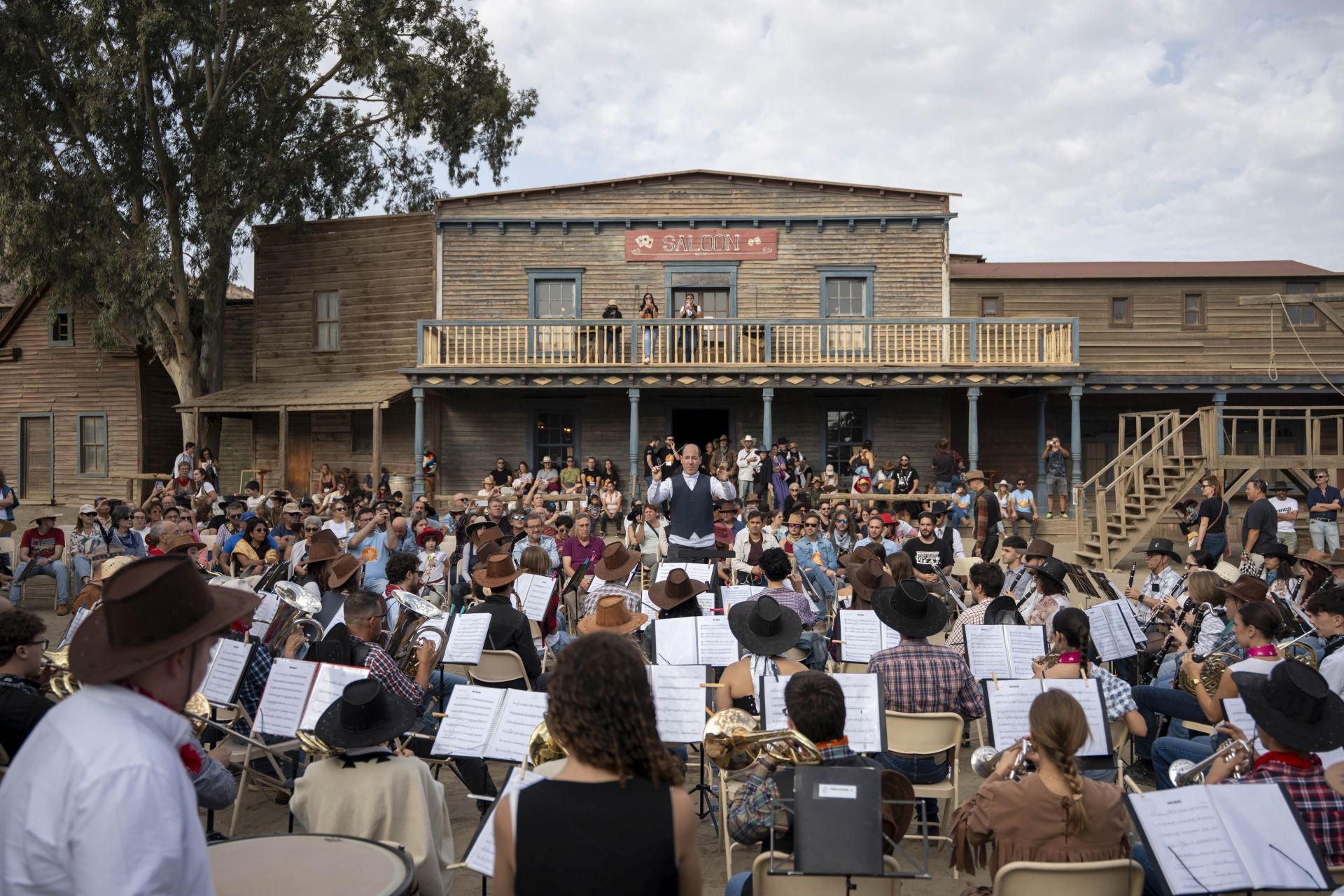 La banda de Tabernas interpreta música de Baños en Fort Bravo durante la entrega del premio.
