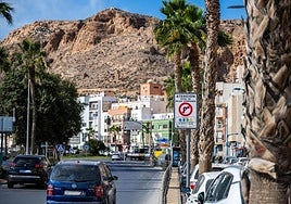 Cartel informativo en uno de los accesos a la Zona de Bajas Emisiones de Almería.