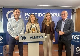 Labella denuncia que ocho municipios de Almería podrían perder la parada de bus tras la aprobación de la Ley de Movilidad Sostenible en el Congreso