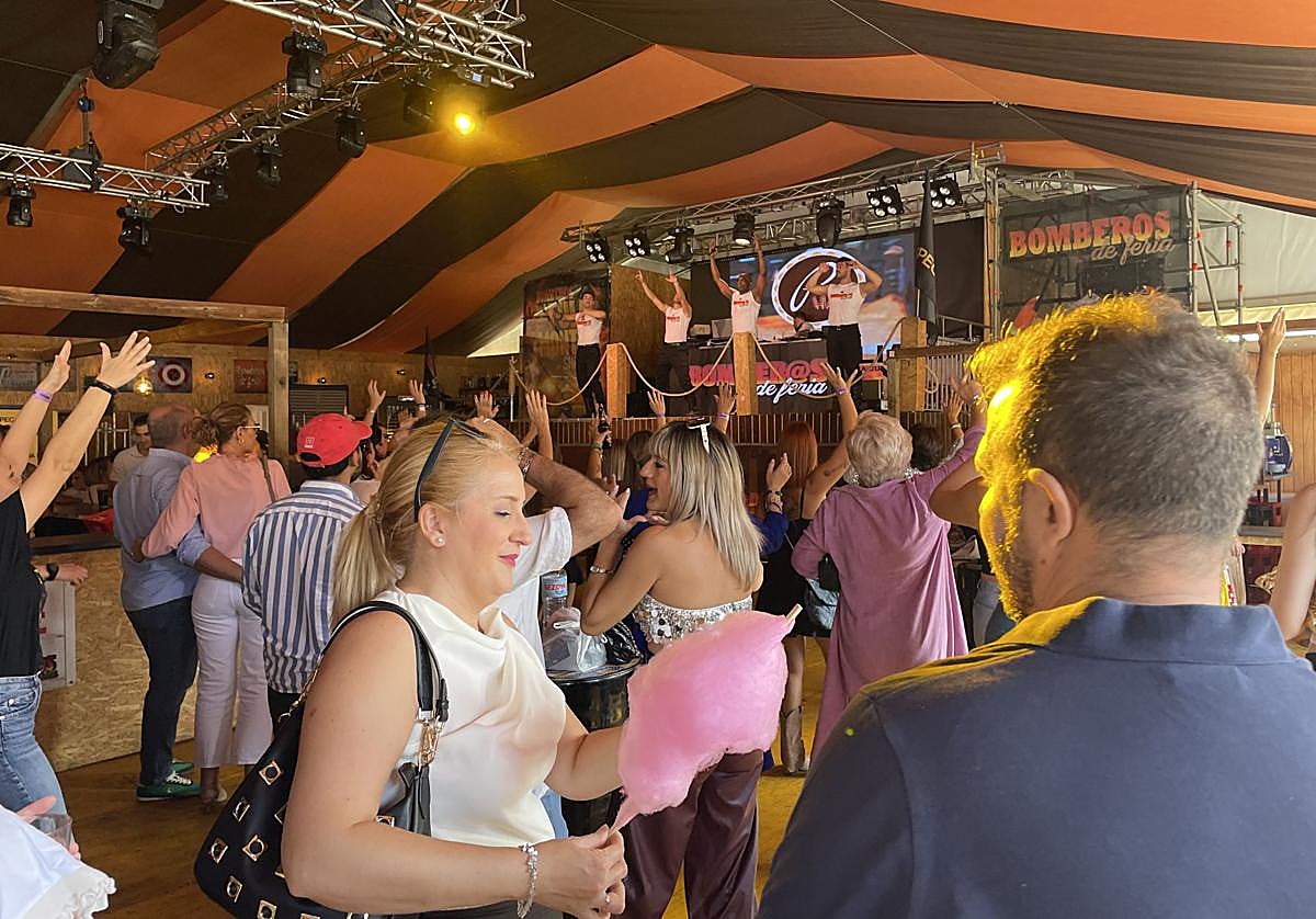 Imagen principal - Los jienenses exprimen las últimas horas del puente del Pilar en el ferial