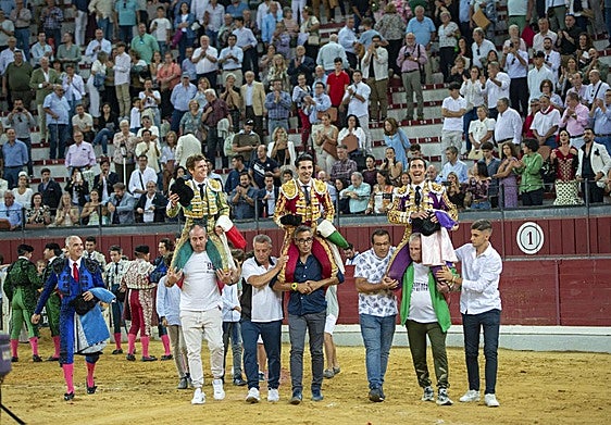 Los tres toreros salieron a hombros.