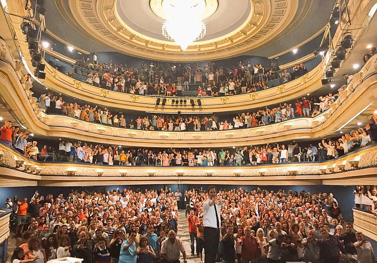 TonI Bright: 20 años llenando teatros de toda España, ahora vuelve a Granada con su show