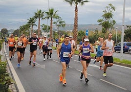 Grupo de deportistas en dirección a las playas de Motril.