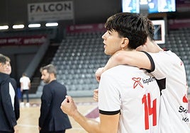 Álvaro Fernández, 'Mena', celebra el triunfo en el Barris Nord.
