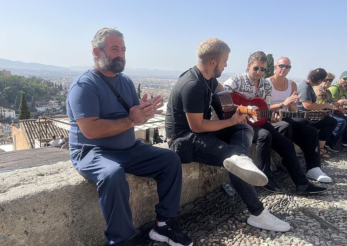Imagen secundaria 1 - Agustín días después de la agresión (primera imagen) y este domingo (segunda y tercera imagen).