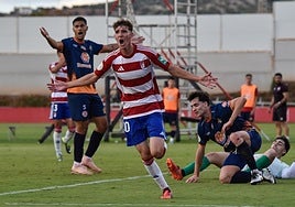 Álvaro Justo celebra su gol este sábado con el Recreativo.