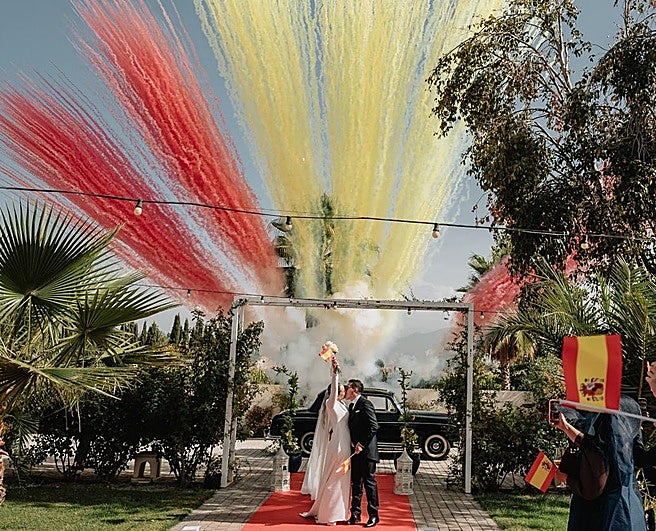 Entrada de los novios al restaurante.