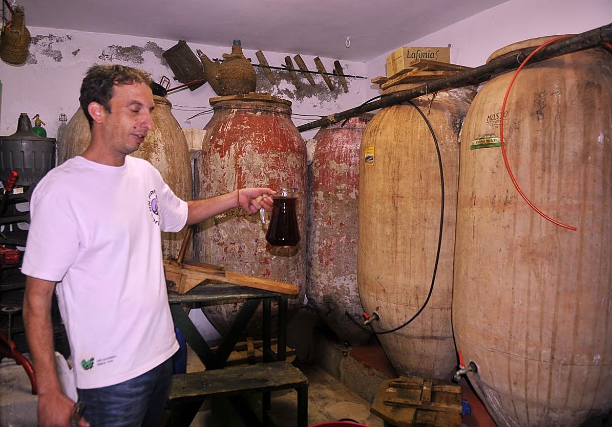 Empleado del Restaurante 'La Huertecilla' de Cónchar en la bodega de este local.