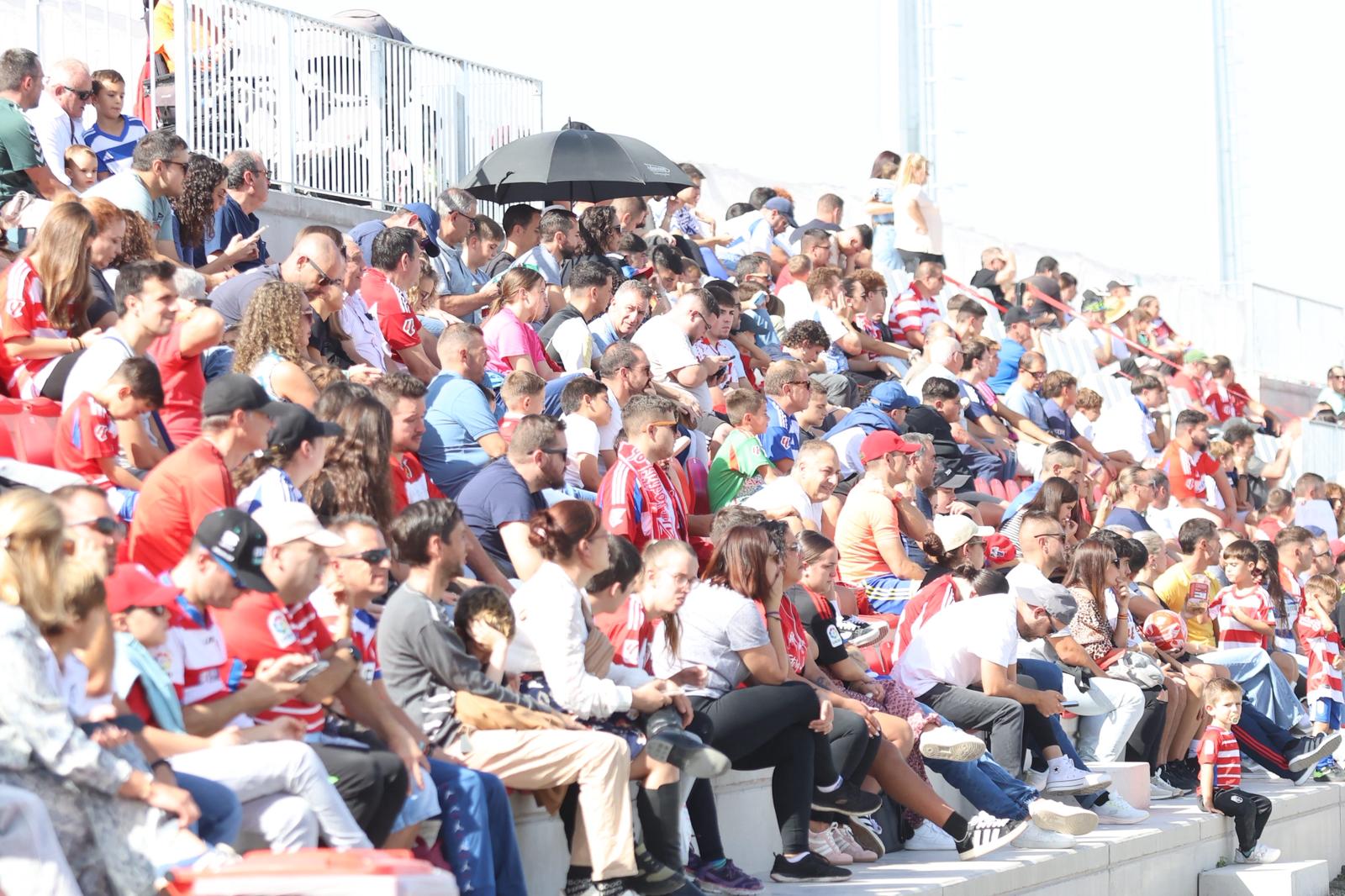 El Granada reúne a 400 personas en su entrenamiento a puerta abierta