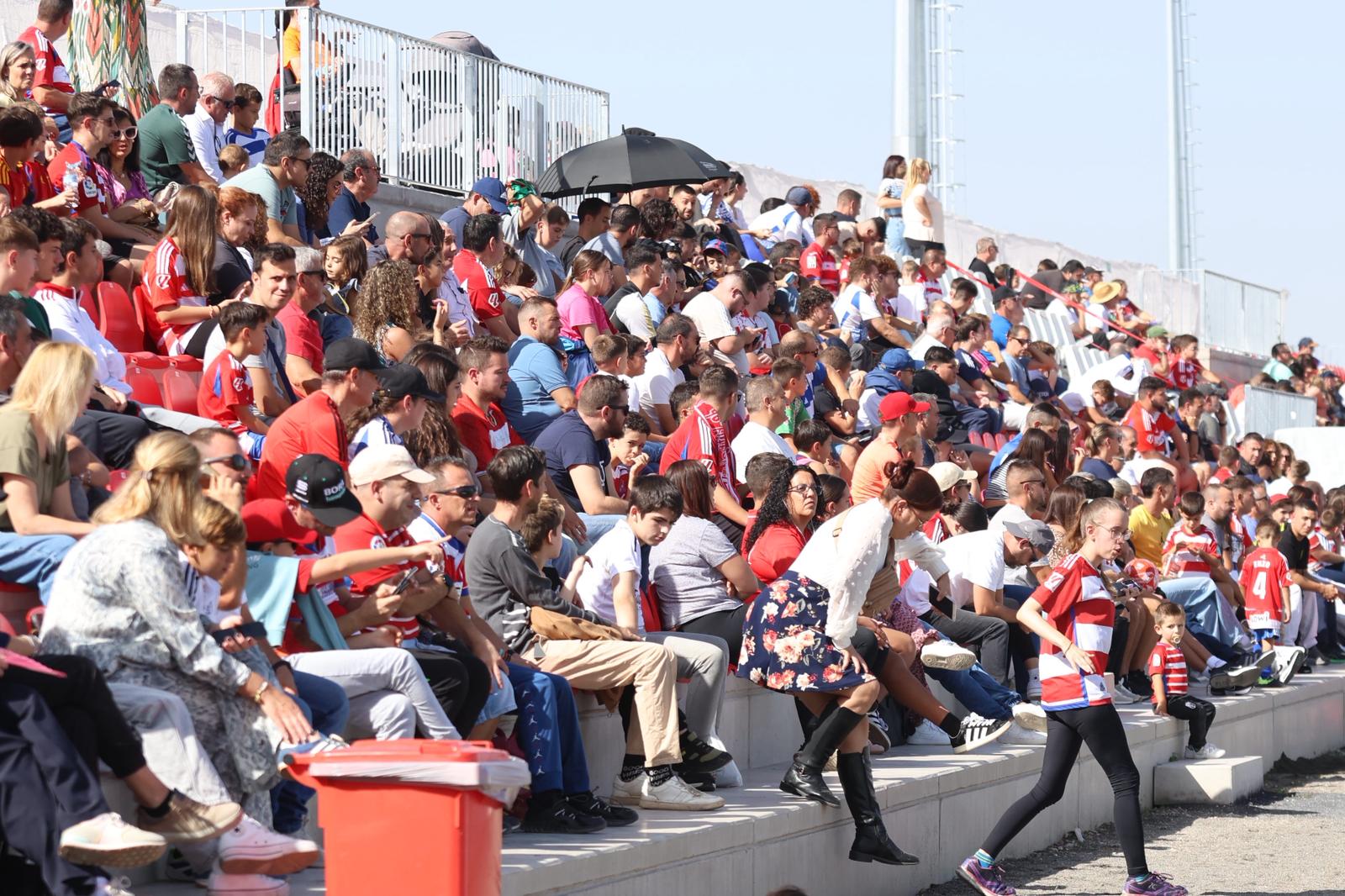 El Granada reúne a 400 personas en su entrenamiento a puerta abierta