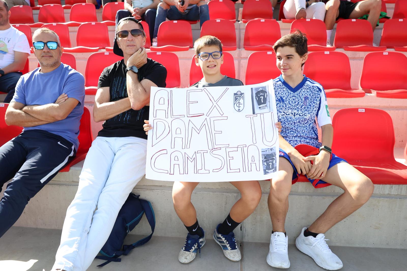 El Granada reúne a 400 personas en su entrenamiento a puerta abierta