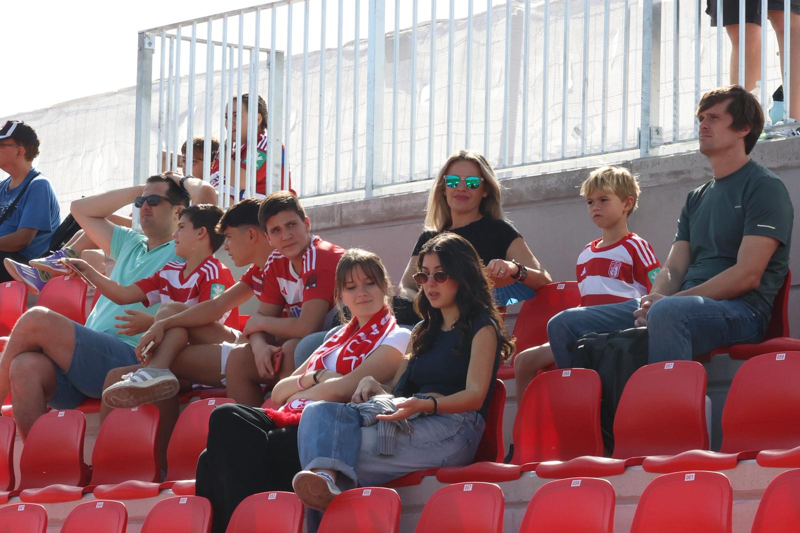 El Granada reúne a 400 personas en su entrenamiento a puerta abierta
