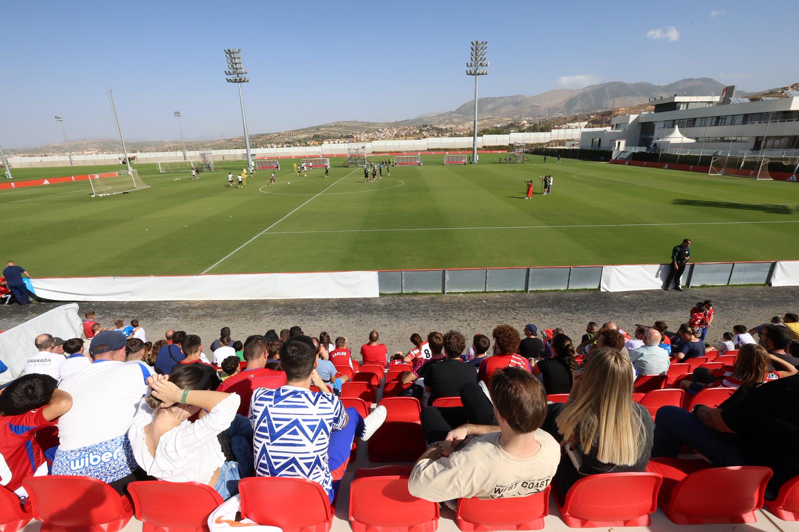 El Granada reúne a 400 personas en su entrenamiento a puerta abierta