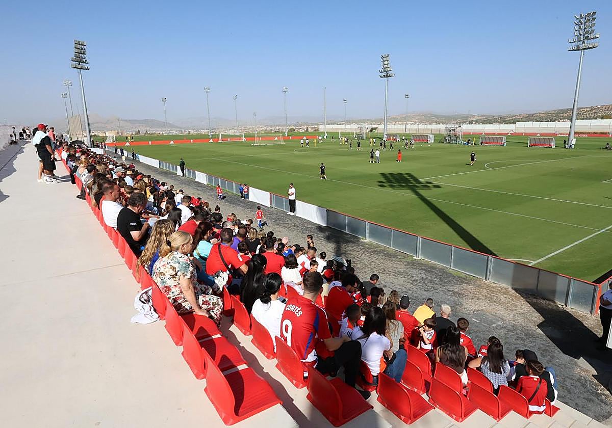 El Granada reúne a 400 personas en su entrenamiento a puerta abierta